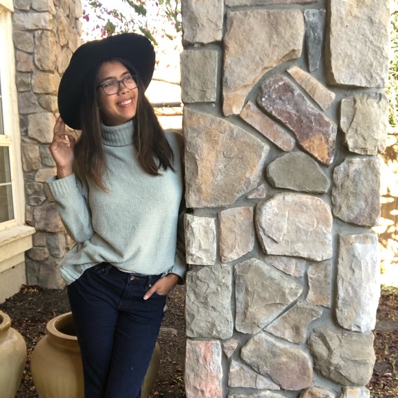 Meet your Posher, Karissa - Picture 2 of 5